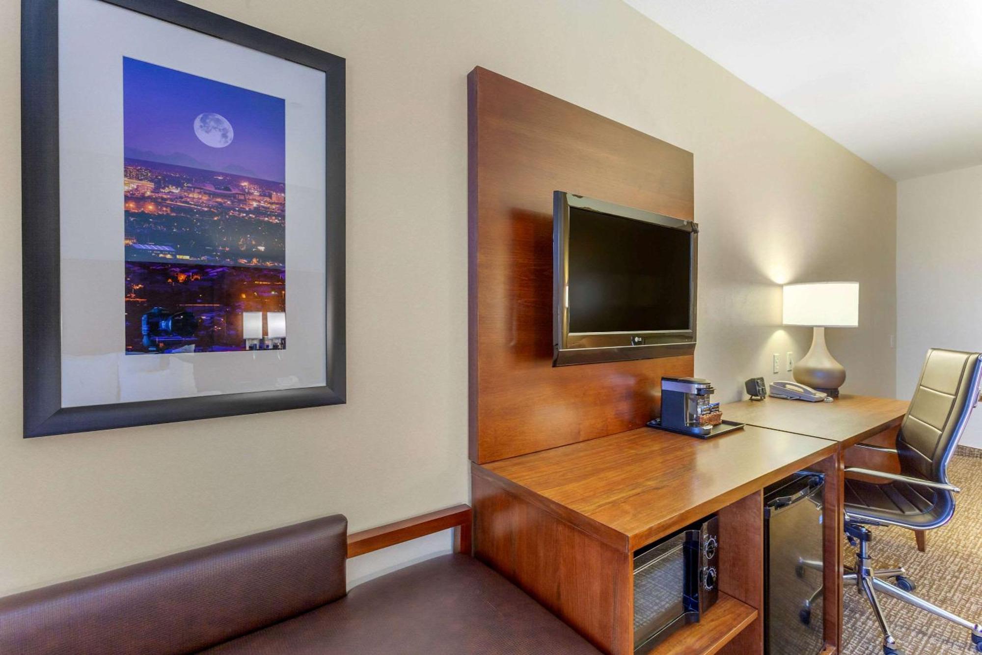 Comfort Suites Glendale - State Farm Stadium Area Exteriör bild